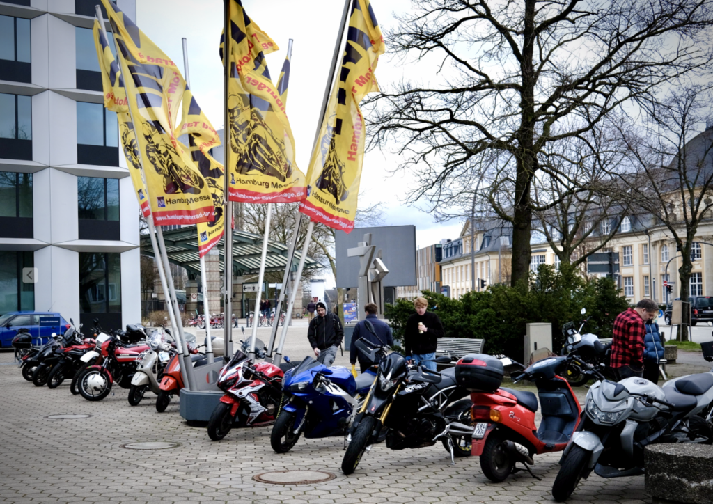 Motorcyklar utanför mässhallarna i Hamburg